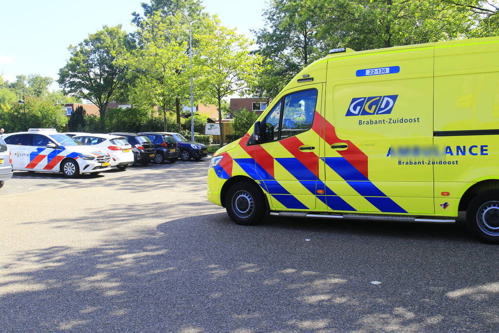 Fietser botst op stilstaande auto