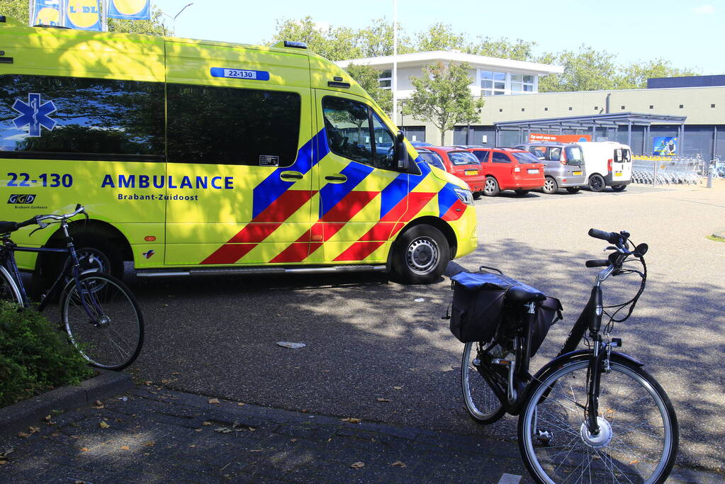 Fietser botst op stilstaande auto