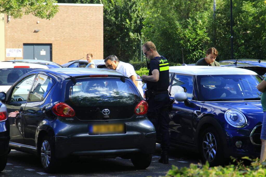 Fietser botst op stilstaande auto