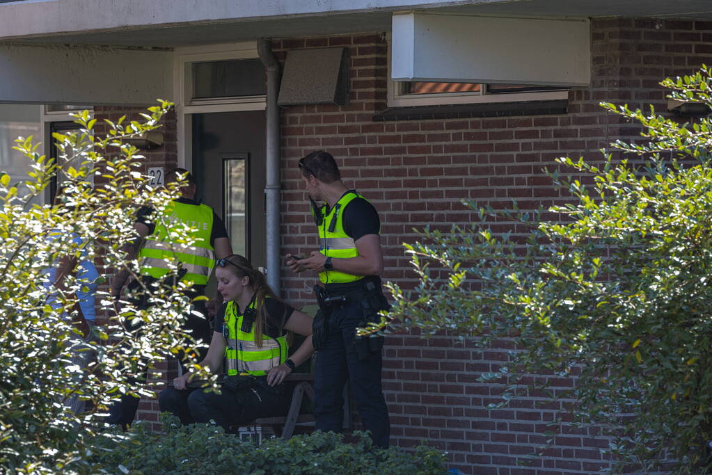 Overleden persoon en hennepkwekerij aangetroffen