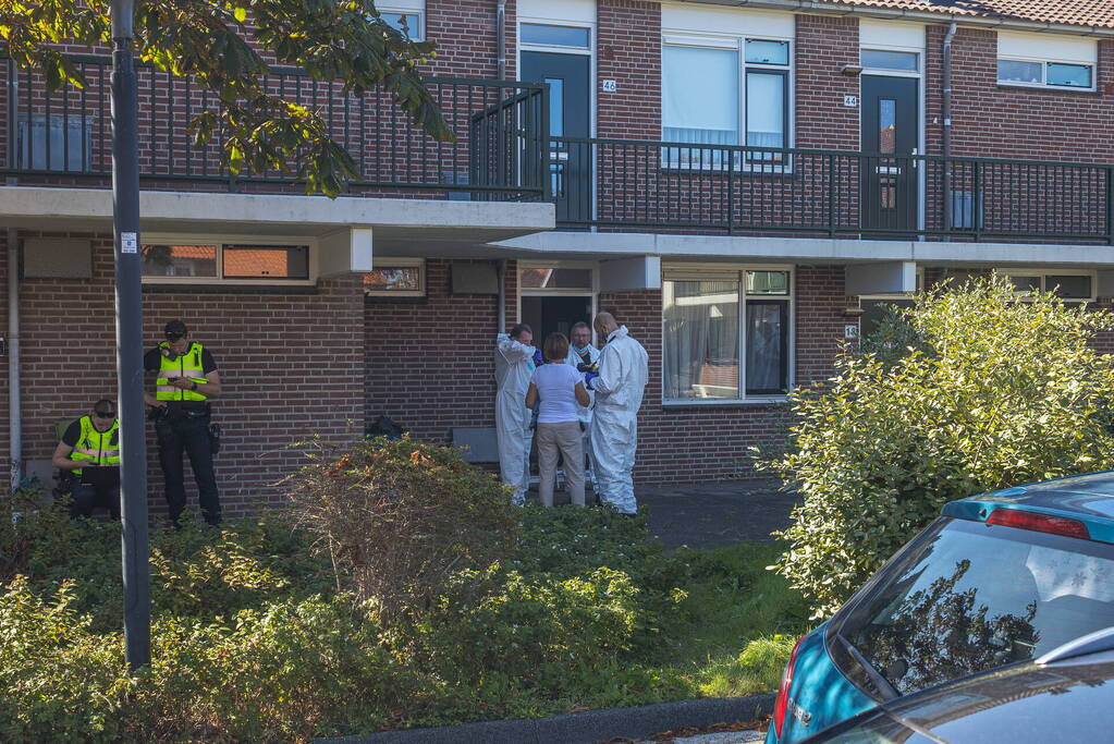 Overleden persoon en hennepkwekerij aangetroffen