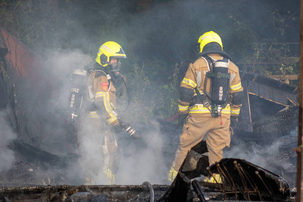 Schuur van boerderij volledig uitgebrand