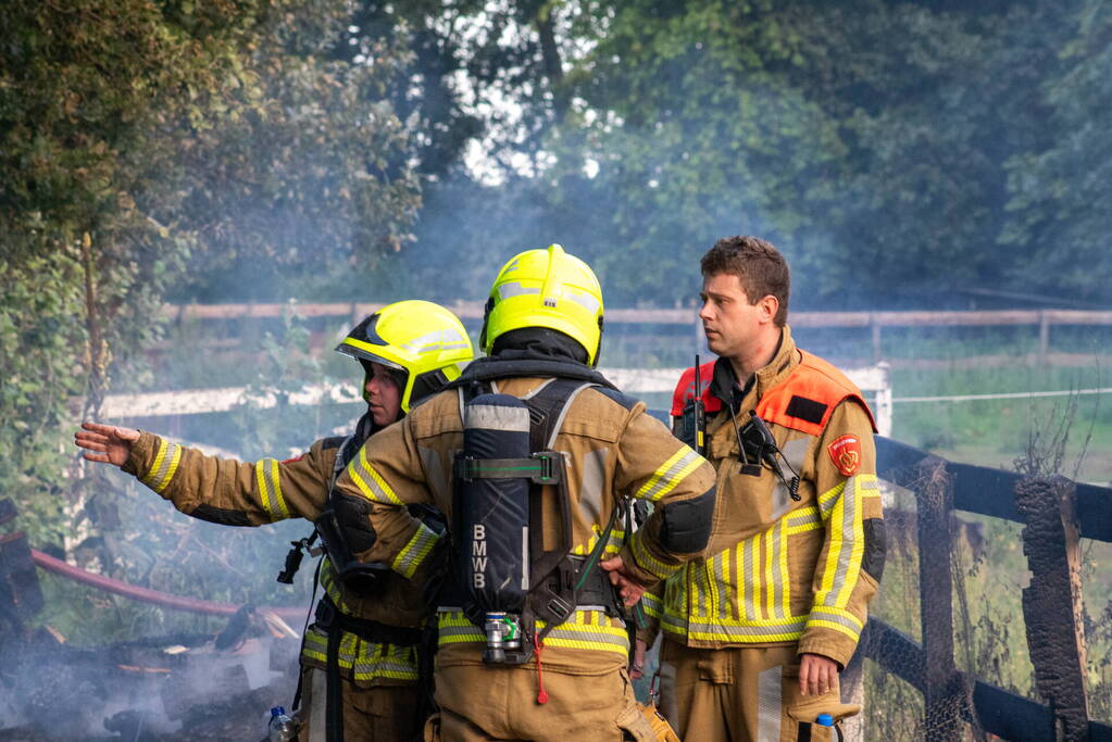 Schuur van boerderij volledig uitgebrand