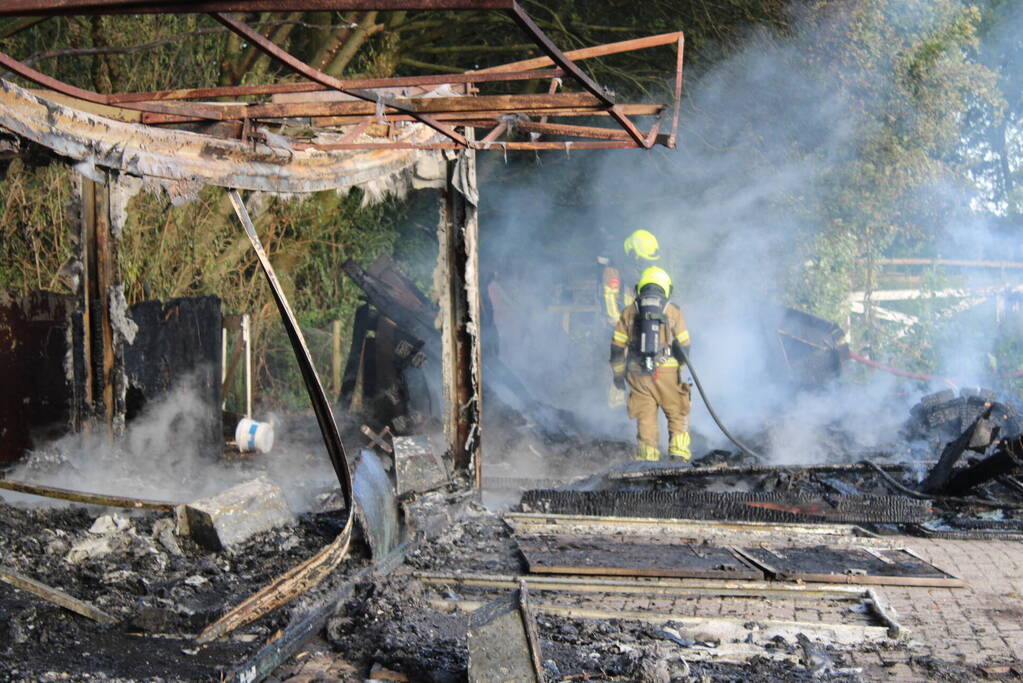 Schuur van boerderij volledig uitgebrand