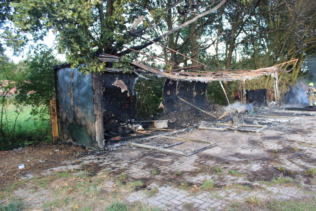 Schuur van boerderij volledig uitgebrand