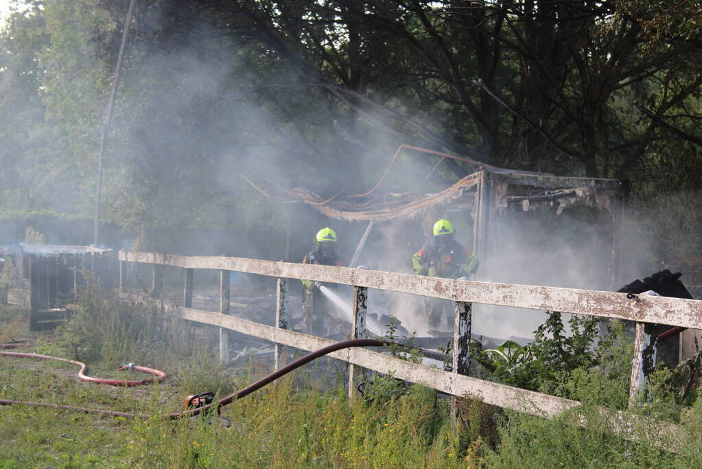 Schuur van boerderij volledig uitgebrand