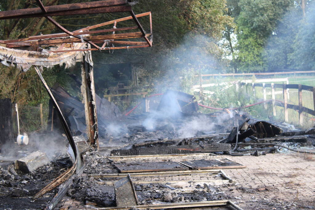 Schuur van boerderij volledig uitgebrand