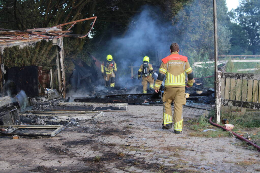 Schuur van boerderij volledig uitgebrand