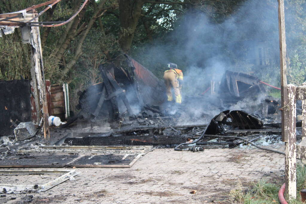 Schuur van boerderij volledig uitgebrand