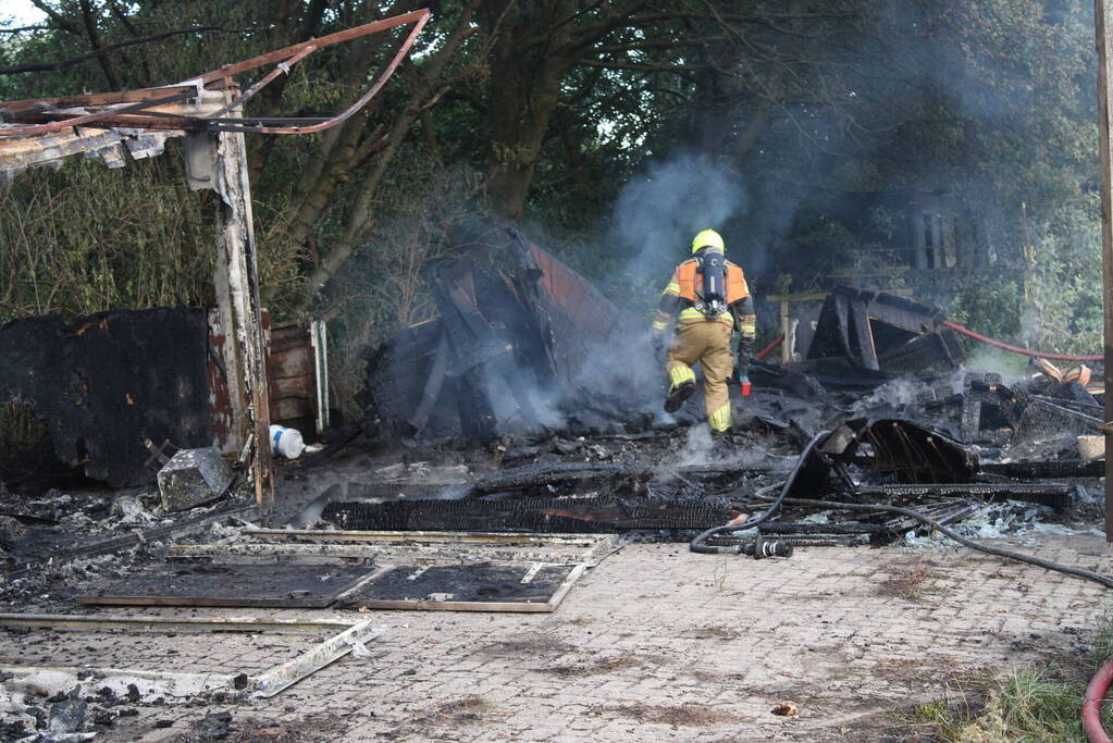 Schuur van boerderij volledig uitgebrand