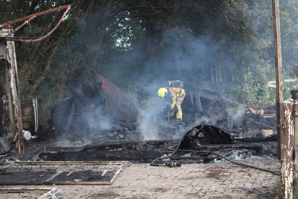 Schuur van boerderij volledig uitgebrand