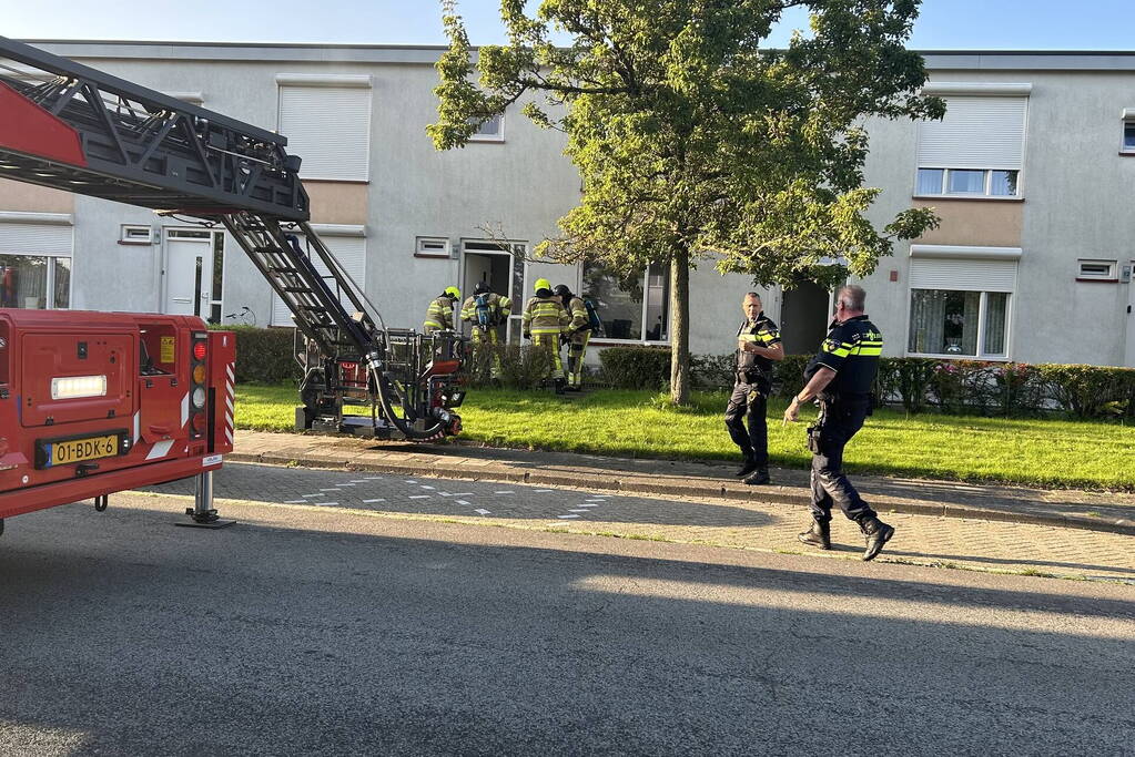 Bewoners van dak gered bij woningbrand