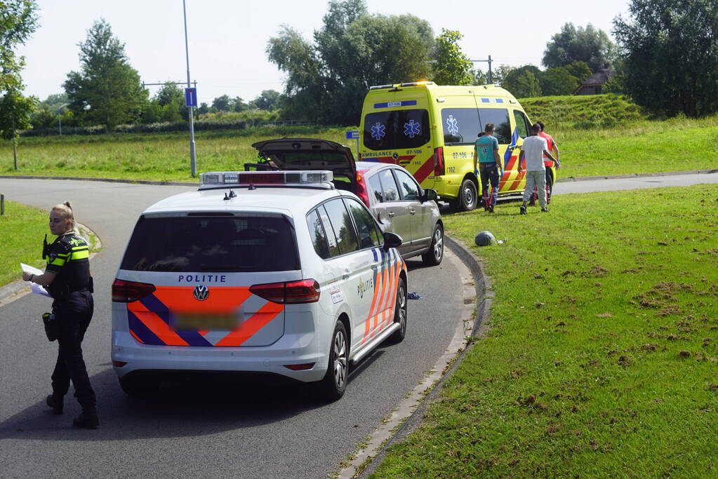 Automobilist en scooterrijder in botsing