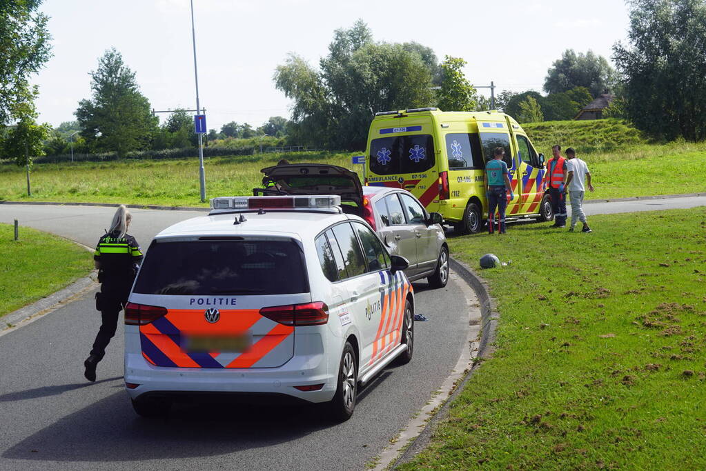 Automobilist en scooterrijder in botsing