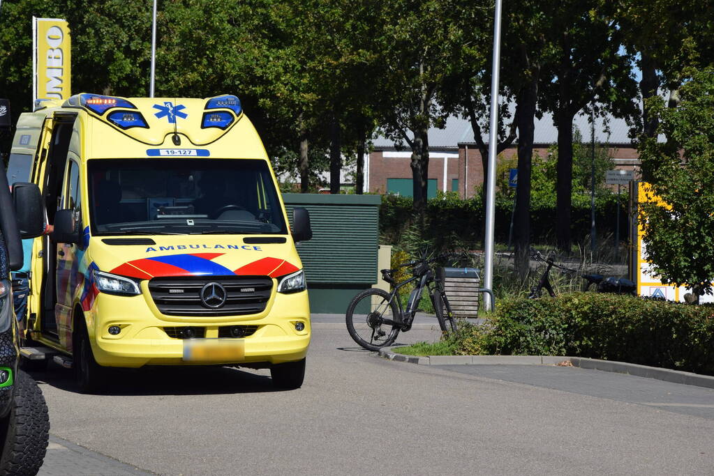 Bestuurder camper en persoon op elektrische mountainbike in botsing