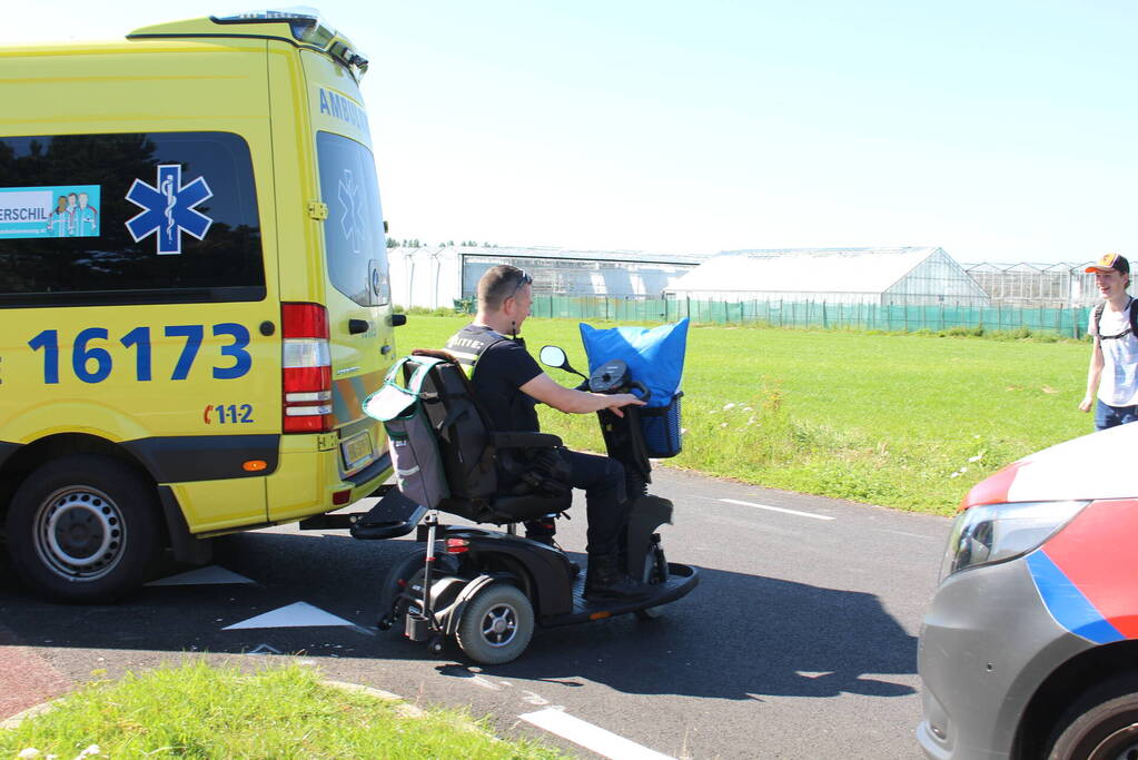 Oudere man valt met scootmobiel