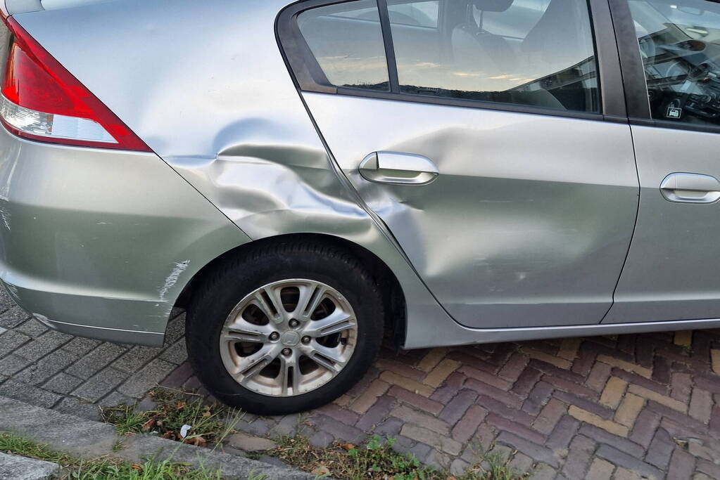 Bezorgscooter in botsing met auto