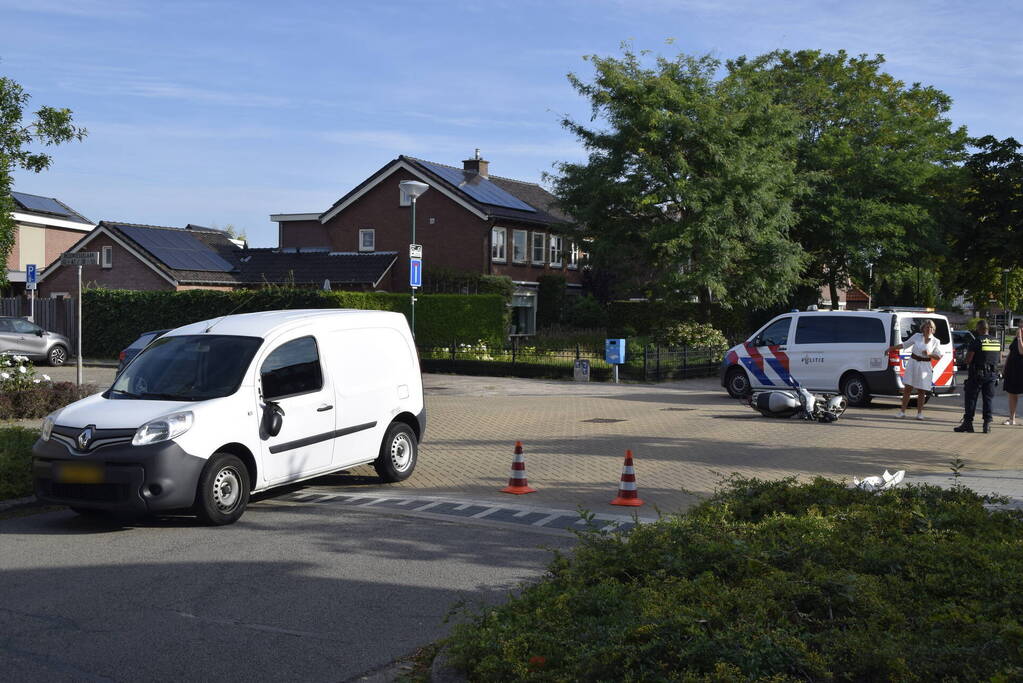 Veel schade bij ongeval tussen bestelbus en scooter