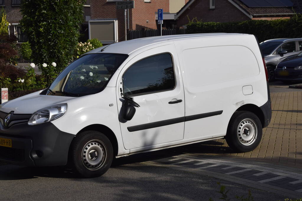 Veel schade bij ongeval tussen bestelbus en scooter