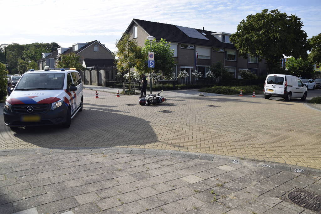 Veel schade bij ongeval tussen bestelbus en scooter