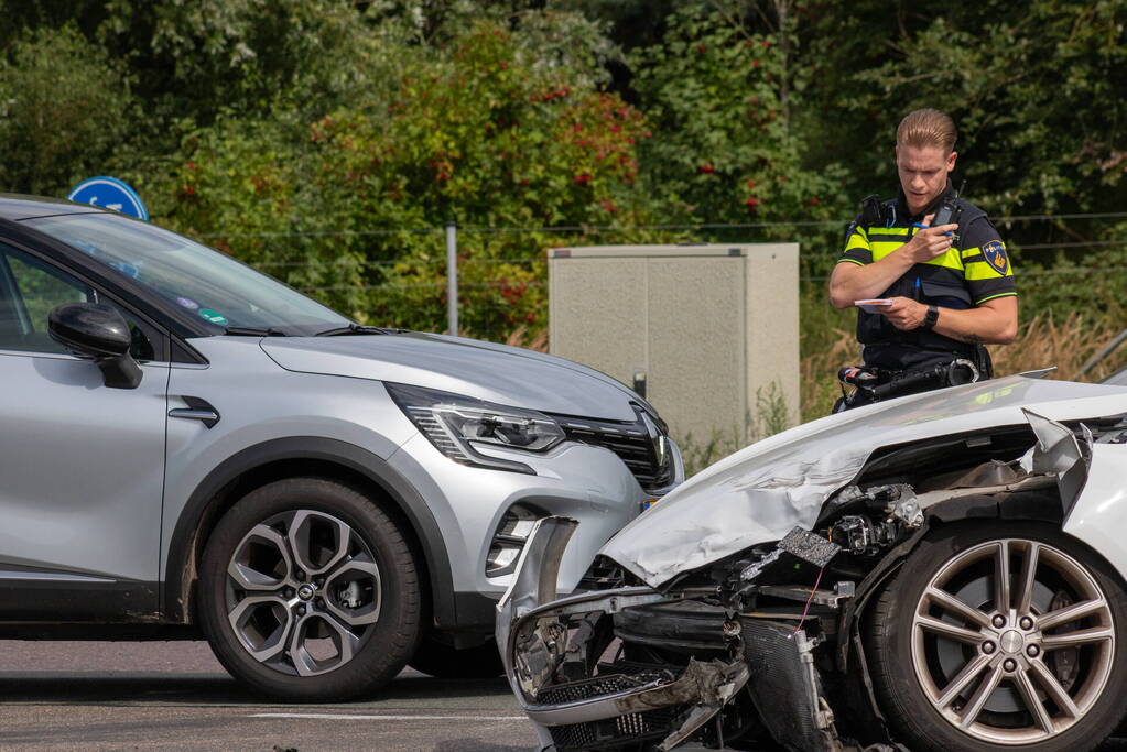 Twee auto's zwaar beschadigd bij ongeval