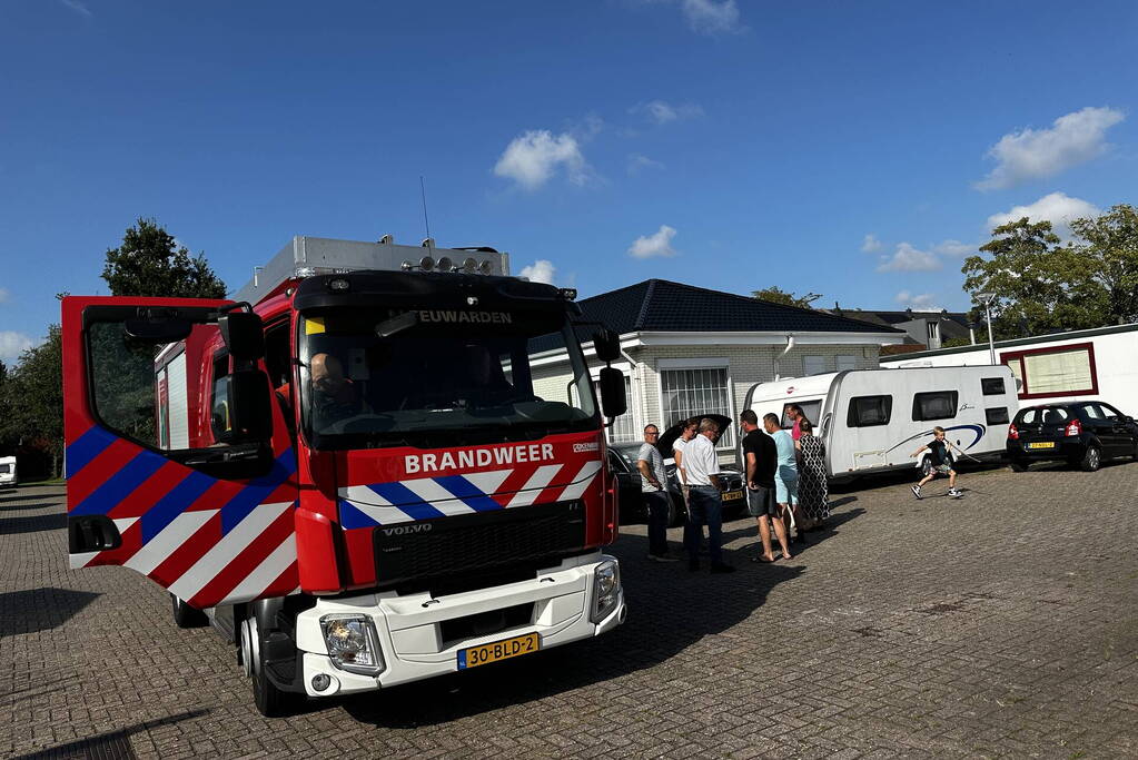 Brandweer controleert voertuig op brand