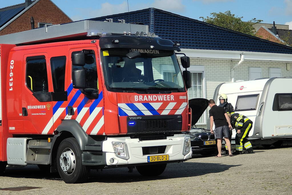 Brandweer controleert voertuig op brand