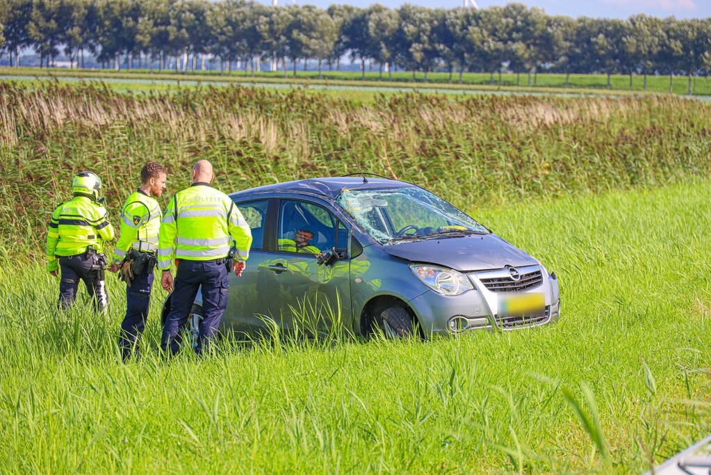 Auto slaat over de kop na ongeval op snelweg