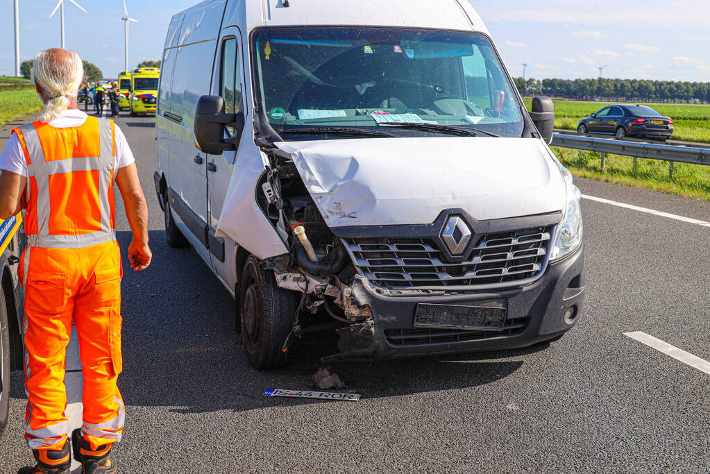 Auto slaat over de kop na ongeval op snelweg