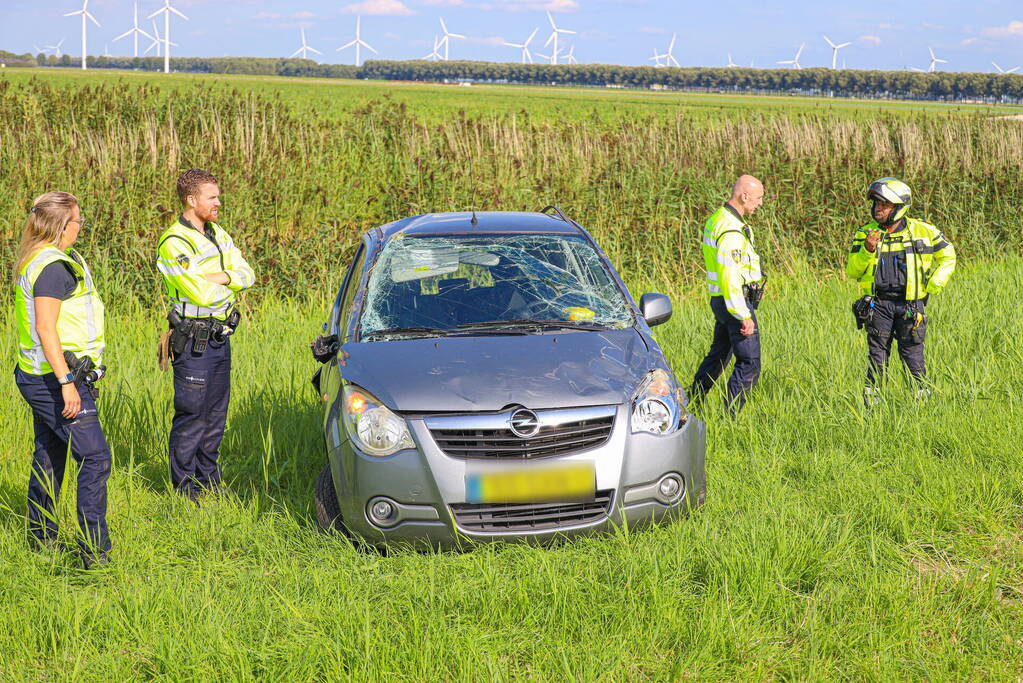 Auto slaat over de kop na ongeval op snelweg