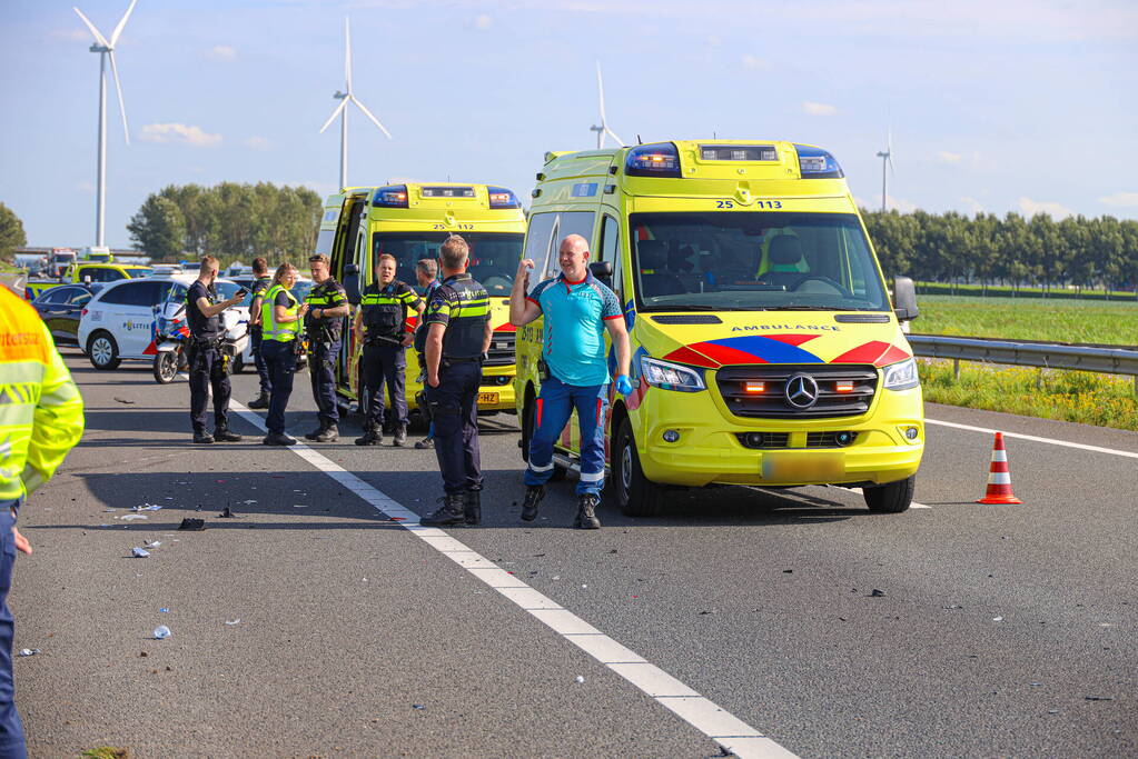 Auto slaat over de kop na ongeval op snelweg