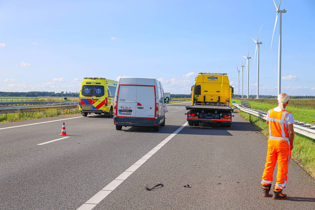 Auto slaat over de kop na ongeval op snelweg