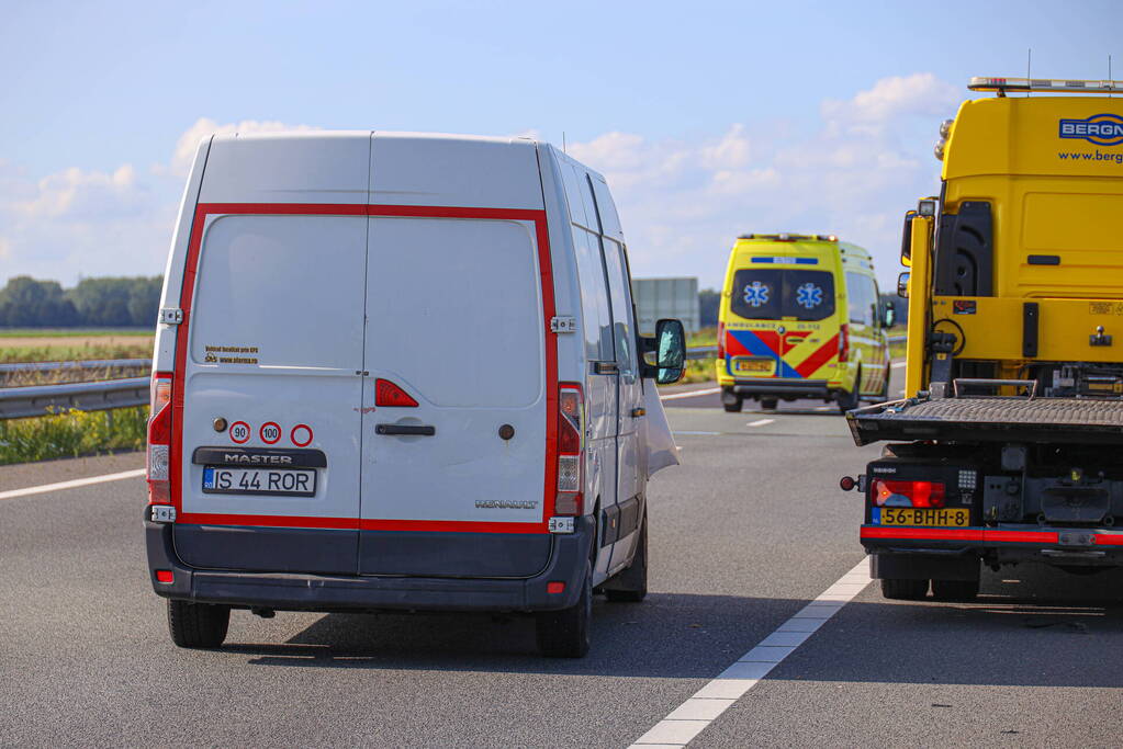 Auto slaat over de kop na ongeval op snelweg