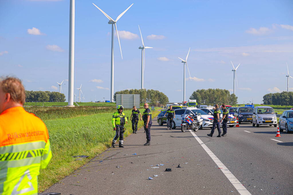 Auto slaat over de kop na ongeval op snelweg