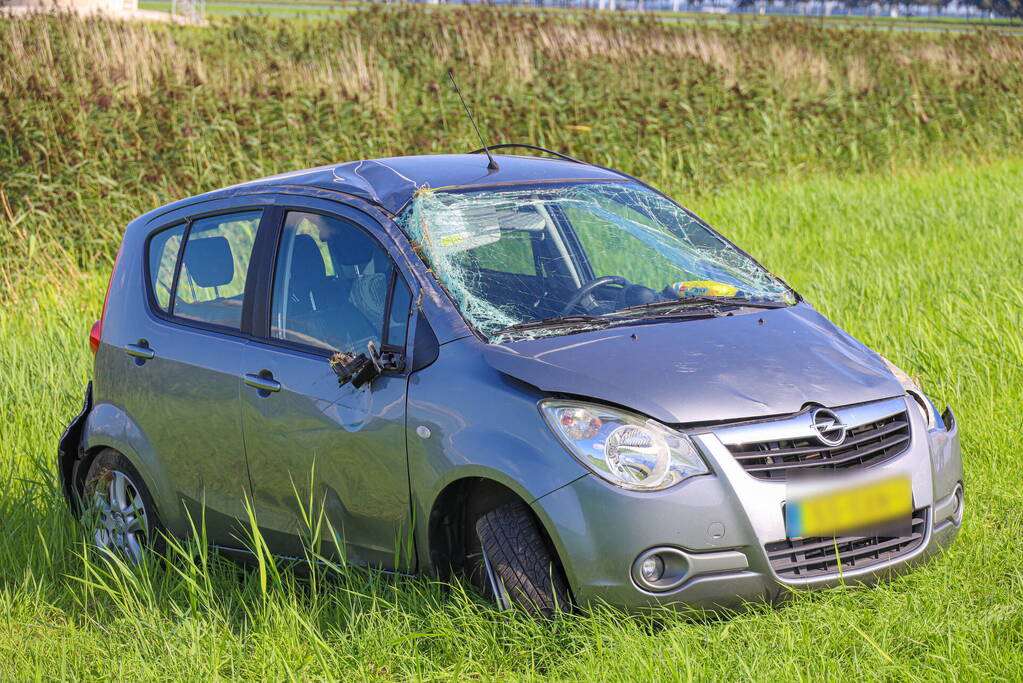 Auto slaat over de kop na ongeval op snelweg