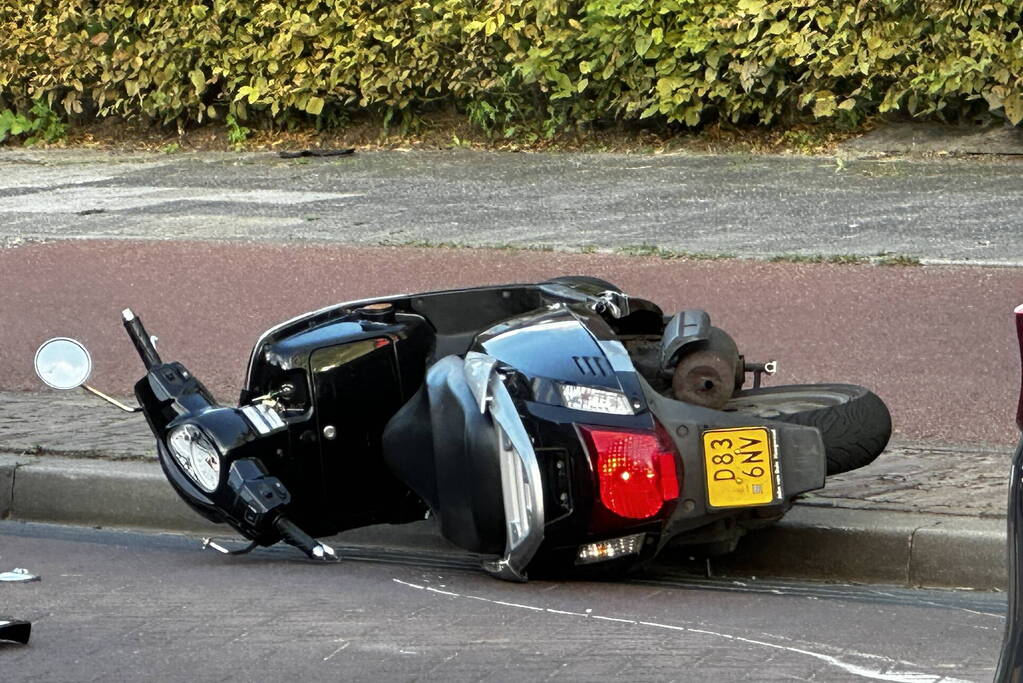 Scooterrijder gewond bij botsing met auto