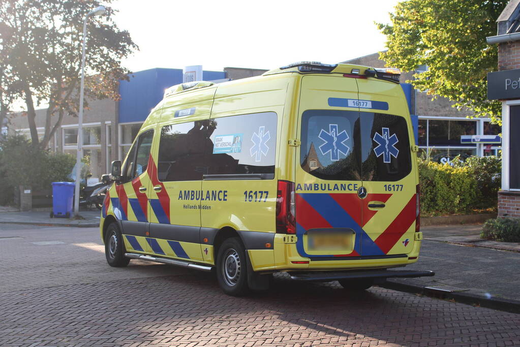 Automobilist en scooterrijder in botsing