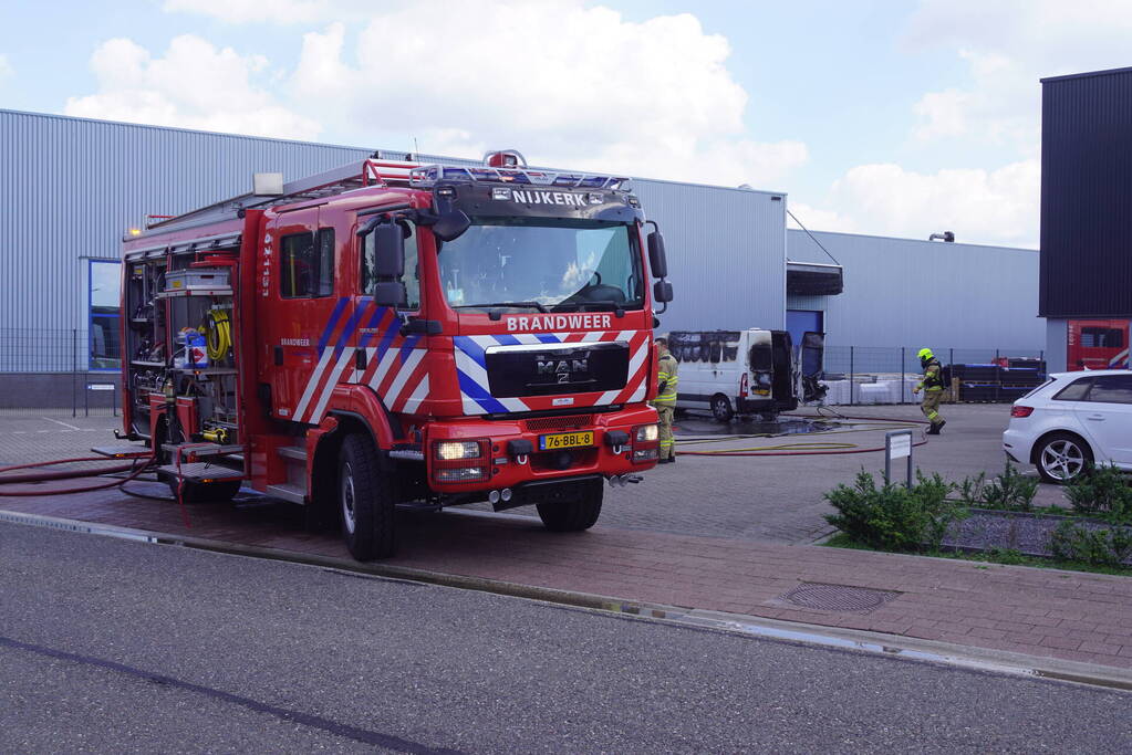 Geparkeerde bestelbus uitgebrand, omgeving afgezet vanwege gevaarlijke stoffen