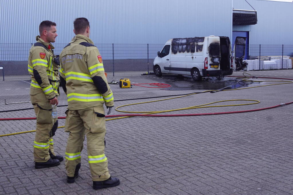 Geparkeerde bestelbus uitgebrand, omgeving afgezet vanwege gevaarlijke stoffen