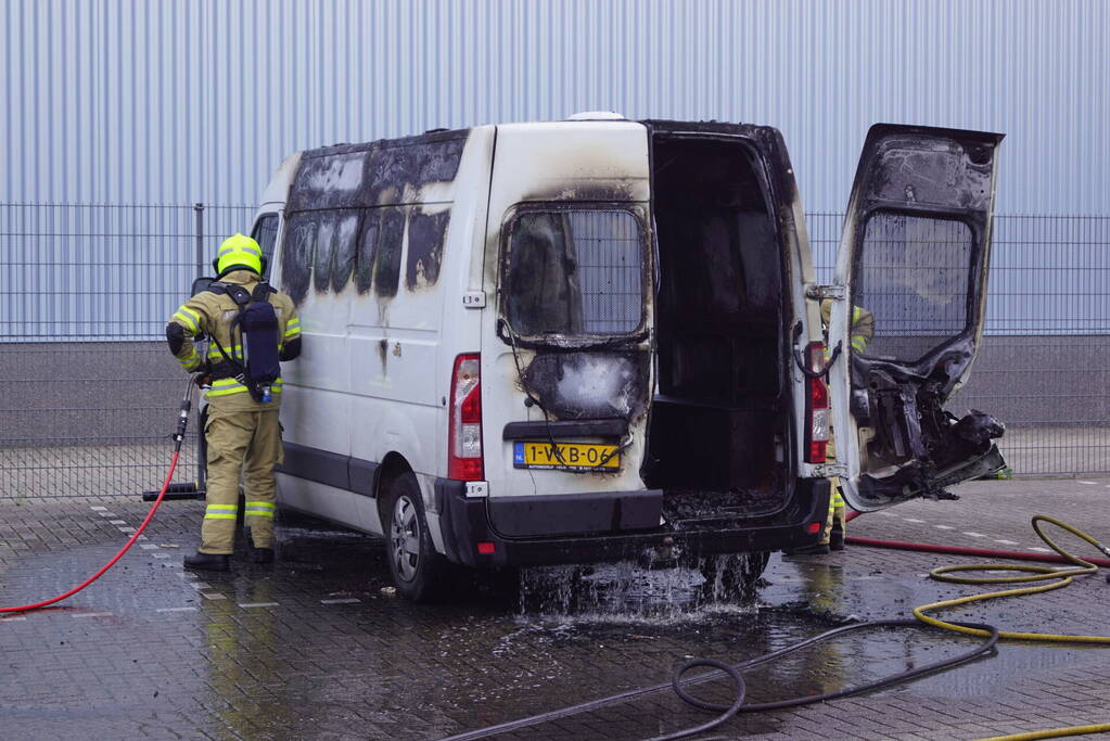 Geparkeerde bestelbus uitgebrand, omgeving afgezet vanwege gevaarlijke stoffen