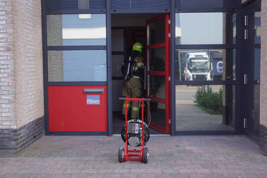 Geparkeerde bestelbus uitgebrand, omgeving afgezet vanwege gevaarlijke stoffen