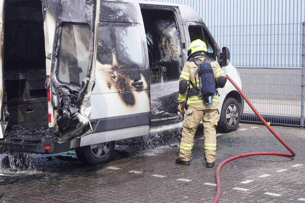 Geparkeerde bestelbus uitgebrand, omgeving afgezet vanwege gevaarlijke stoffen