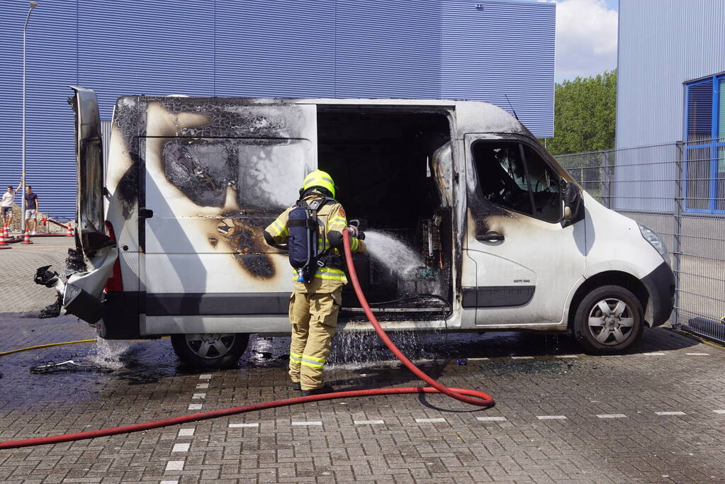 Geparkeerde bestelbus uitgebrand, omgeving afgezet vanwege gevaarlijke stoffen