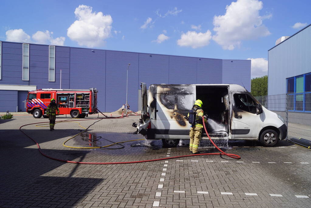 Geparkeerde bestelbus uitgebrand, omgeving afgezet vanwege gevaarlijke stoffen