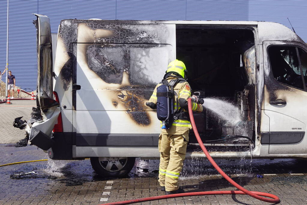 Geparkeerde bestelbus uitgebrand, omgeving afgezet vanwege gevaarlijke stoffen