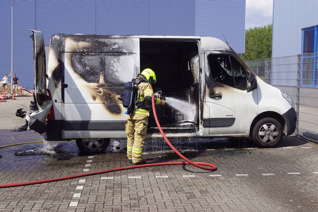 Geparkeerde bestelbus uitgebrand, omgeving afgezet vanwege gevaarlijke stoffen