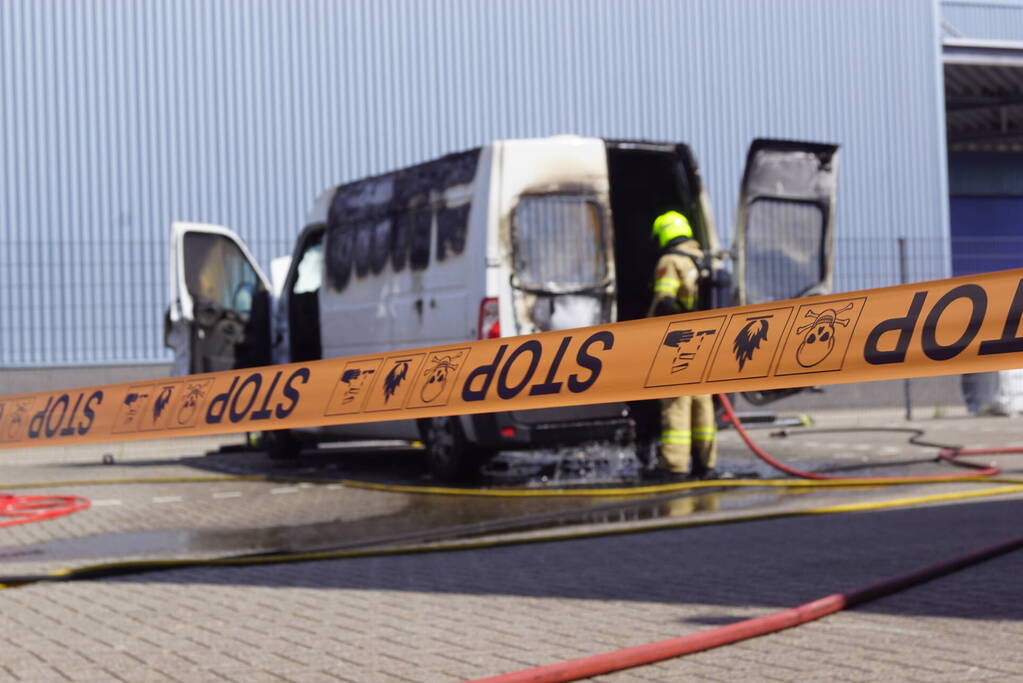 Geparkeerde bestelbus uitgebrand, omgeving afgezet vanwege gevaarlijke stoffen