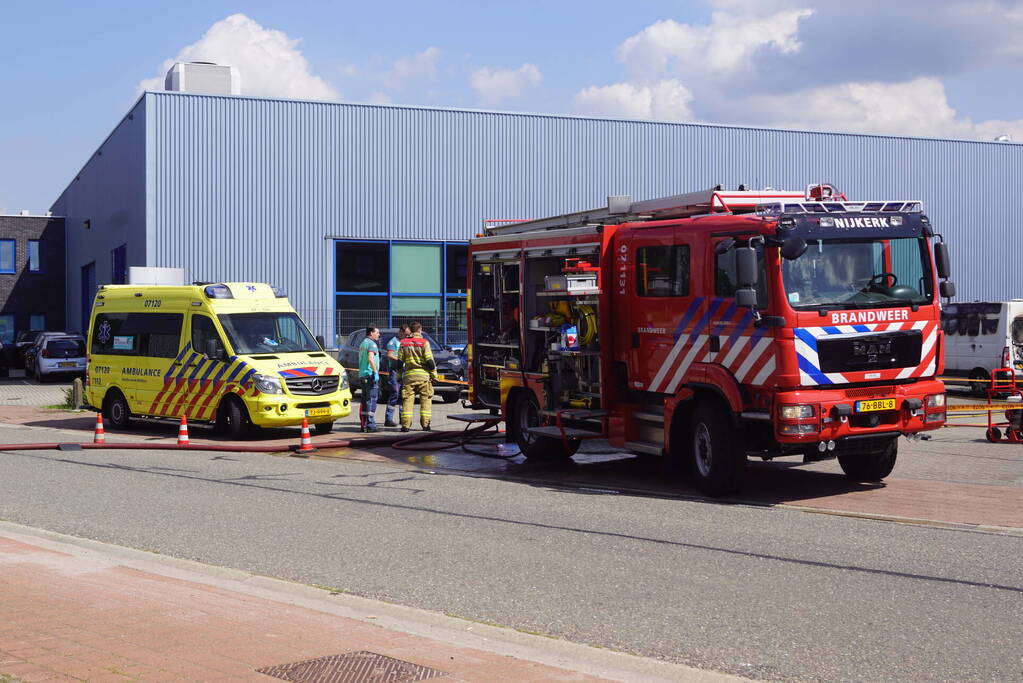 Geparkeerde bestelbus uitgebrand, omgeving afgezet vanwege gevaarlijke stoffen