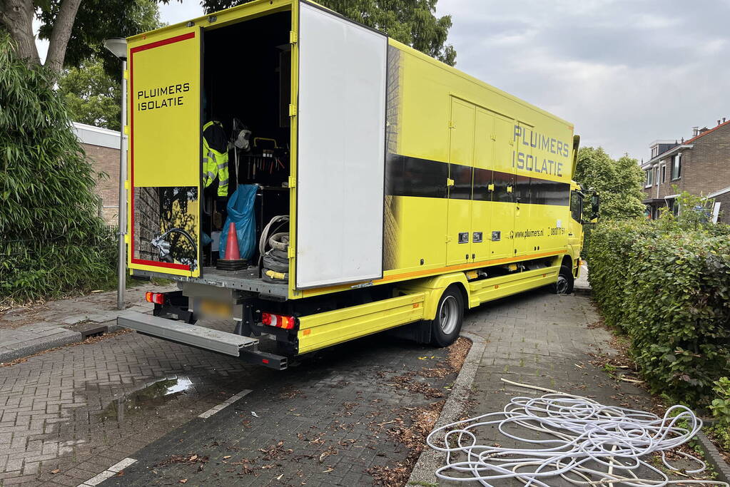 Vrachtwagen zakt weg in stoep