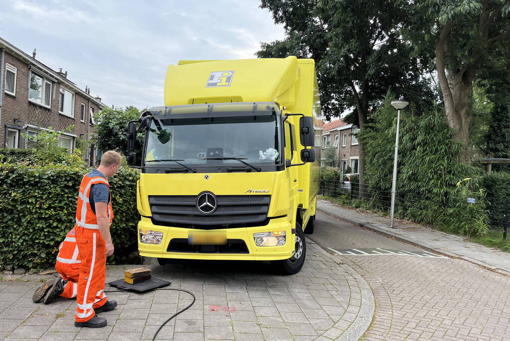 Vrachtwagen zakt weg in stoep